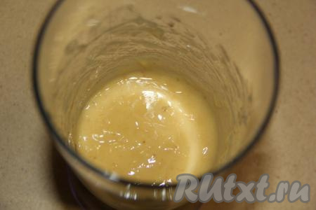 Бананы очистить. 200 грамм очищенных бананов поместить в чашу блендера и пробить в пюре.