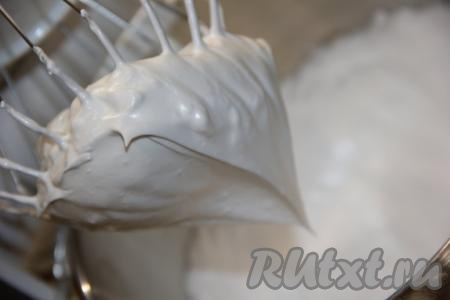 Затем к белковой пене всыпать 100 грамм сахара и взбивать на средней скорости миксера до устойчивых пиков.