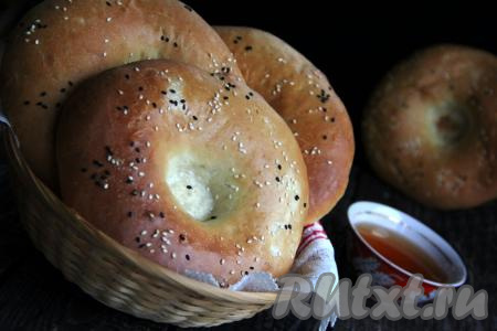 Подать лепёшки в тёплом виде, хотя и после остывания они долго сохраняют свою мягкость. Приготовьте в духовке узбекские лепёшки, замешанные на молоке и дрожжах, и порадуйте своих близких этой простой и вкусной выпечкой!