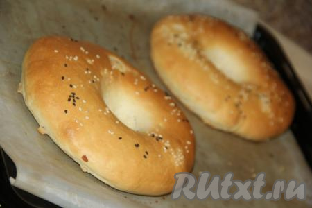 Выпекать узбекские дрожжевые лепёшки в разогретой духовке при температуре 200 градусов, примерно, 25 минут. Готовые лепёшки достать из духовки, накрыть полотенцем и дать отдохнуть в течение&nbsp;15 минут.&nbsp;