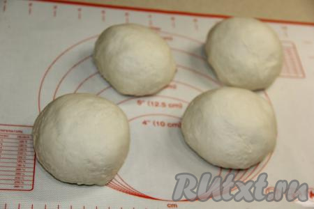 Разделить тесто на 4 части.