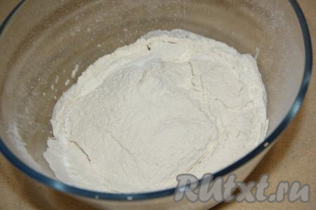 Опару перелить в глубокую миску, добавить туда муку, растительное масло и соль.
