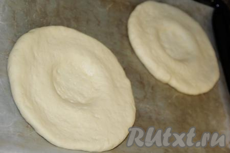 Серединку лепёшки приплюснуть дном стакана (или&nbsp;пальцами). Затем наколоть серединку вилкой. Оставить лепёшки в тёплом месте на 40 минут, накрыв полотенцем.