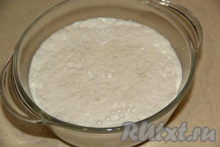 По прошествии времени на поверхности молока образуется пышная шапочка.