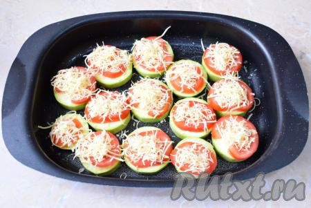 Сыр натрите на мелкой тёрке и присыпьте им каждый кружочек кабачка. Поставьте форму с кружочками кабачков и помидоров в духовку, разогретую до 180 градусов, примерно, на 20-25 минут.