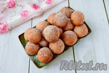 Творожные шарики, жареные в масле на сковороде, выглядят аппетитно, да и на вкус они очень даже хороши!