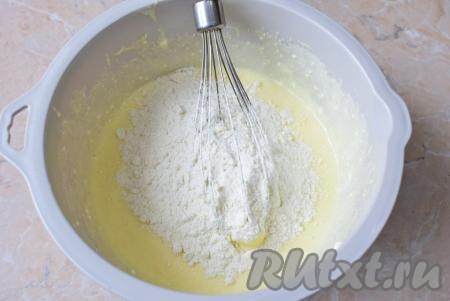 Постепенно подсыпайте просеянную муку и замешивайте тесто. Сразу всю муку не добавляйте. В зависимости от влажности творога, муки может понадобиться чуть больше или чуть меньше, поэтому ориентируйтесь на консистенцию теста.