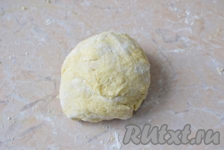 Замесите мягкое творожное тесто. Долго месить не надо, иначе тесто забьётся мукой и готовые изделия будут жёсткими. Контролируйте густоту теста. Оно должно собраться в комок и почти не будет липнуть к рукам.