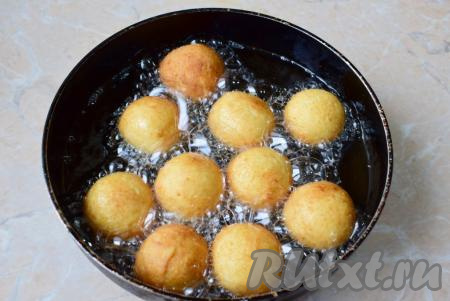 За время жарки творожные шарики увеличатся в размере и будут становиться золотистого цвета. Большой огонь делать не надо, чтобы они успели прожариться внутри.