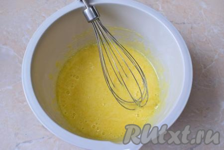 Для приготовления творожных шариков возьмите удобную глубокую чашу, соедините в ней яйцо с сахаром и немного смешайте с помощью венчика.