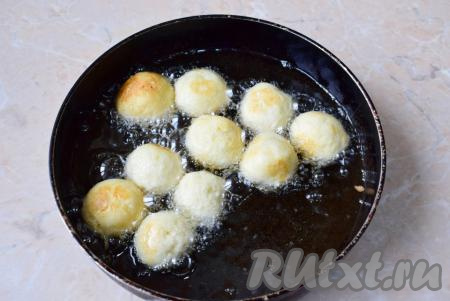 Руки немного смажьте растительным маслом, отщипывайте немного теста и скатывайте небольшие шарики. В глубокой сковороде очень хорошо разогрейте растительное масло. Опускайте шарики в горячее масло и жарьте их на среднем огне 3-4 минуты, периодически переворачивая со стороны на сторону.