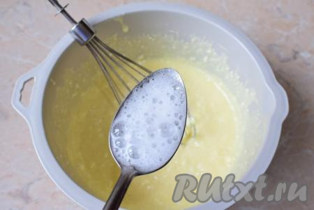 Соду погасите уксусом (она начнёт пениться), добавьте её в миску к творожно-яичной массе, перемешайте.