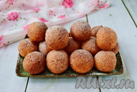 Шарики готовы, их можно при подаче посыпать сахарной пудрой.
