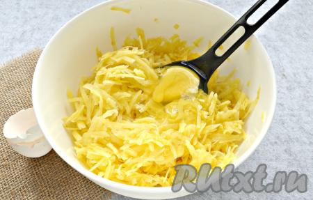 Картофель очистить, ополоснуть холодной водой. Измельчить картошку с помощью тёрки с крупными ячейками. В получившуюся картофельную массу сразу вбить сырое куриное яйцо, перемешать.