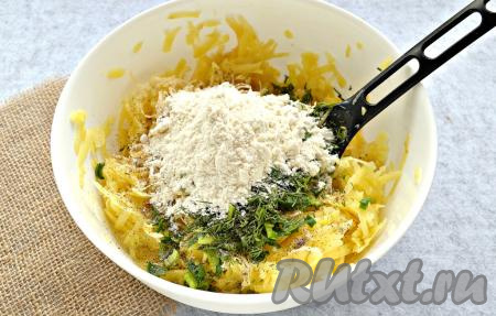 Всыпать 2 столовые ложки муки.