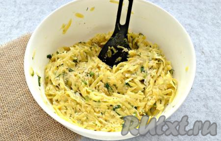 Тщательно перемешать картофельно-сырную массу. Должна получиться вязкая, густая масса. Если необходимо, добавьте ещё 1 столовую ложку муки.