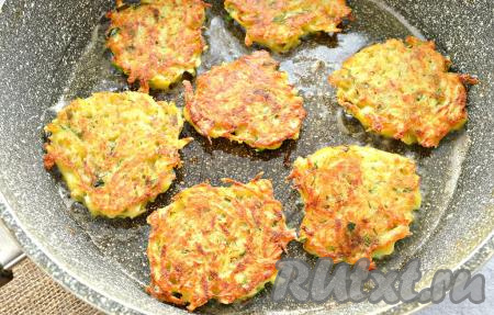 В сковороду налить растительное масло и хорошо его прогреть. Картофельно-сырную массу выкладывать на сковороду с помощью столовой ложки, формируя круглые заготовки драников. Жарить драники на среднем огне с двух сторон до румяности (приблизительно, по 2-3 минуты с каждой стороны). Чтобы удалить излишки масла с готовых драников, рекомендуется после жарки переложить их со сковороды на&nbsp; бумажное полотенце. А из оставшейся массы из картошки и сыра аналогично пожарить все драники. У меня получилось 10 драников.