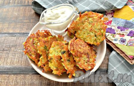 Вкусные, сытные и очень аппетитные картофельные драники с сыром готовы, к столу подаём горячими, дополнив сметаной. Это простое блюдо отлично впишется в повседневное меню и понравится всей семье!