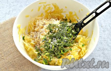 Зелень (я брала укроп и зелёный лук) вымыть, мелко нарезать и добавить в картофельно-сырную массу, поперчить и посолить по вкусу.