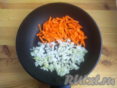 Пока варится суп, очищенную морковь нарезать брусочками, очищенную луковицу лучше нарезать достаточно мелко, выложить овощи на сковороду с разогретым маслом.