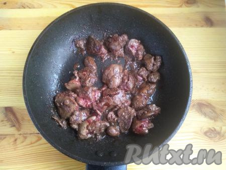 Куриную печень промыть, обсушить и обжарить на растительном масле до появления корочки (около 5 минут) на среднем огне. Когда картошка станет достаточно мягкой, выложить обжаренную печёнку в кастрюлю, довести содержимое до кипения, снять пену. Варить на минимальном огне 4 минуты.