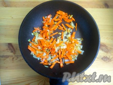 Обжарить до золотистого цвета морковку с луком на среднем огне, не забывая периодически помешивать, и переложить в кастрюлю с супом с картошкой и куриной печенью.