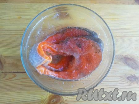 Стейки сёмги полить оливковым маслом и 1,5 столовыми ложками свежевыжатого сока лимона, оставить рыбу промариноваться на 10 минут.