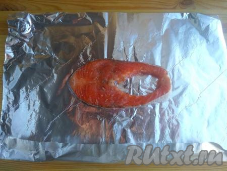 Включить духовку, выставив температуру 200 градусов. Пока духовка разогревается, мы подготовим стейки сёмги. Кусок фольги сложить в два слоя. По центру выложить замаринованный стейк сёмги, завернуть края фольги.