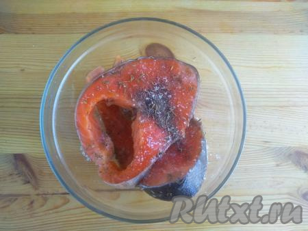 Сёмгу выложить в миску, посыпать солью, специями (у меня чабрец) и перцем, хорошо перемешать.