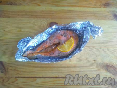 Форму с запечёнными стейками сёмги достать из духовки.