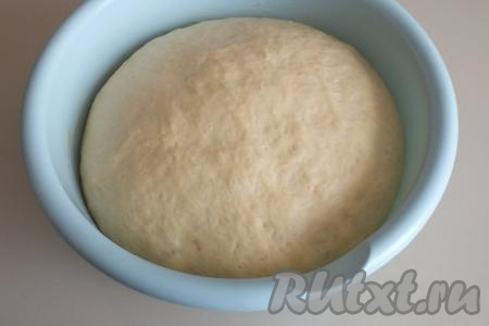 Через 1,5 часа тесто очень хорошо увеличится в объёме (раза в 2-3), теперь оно готово к разделке.