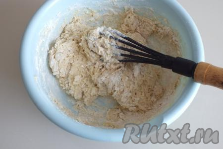 Влейте 2 столовые ложки растительного масла, всыпьте остаток муки, вначале перемешайте венчиком, а после этого продолжайте замешивать тесто руками.