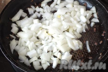 На сковороде, где обжаривалась печень, обжарьте на среднем огне, помешивая время от времени, до мягкости лук (на это потребуется минут 5-7).