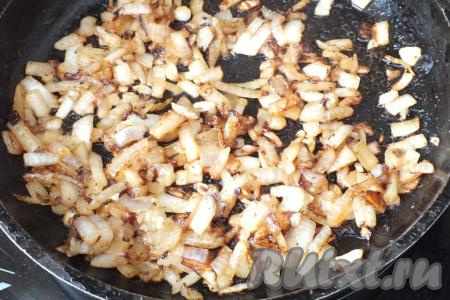 Обжаренный лук переложите со сковороды в миску к куриной печени.