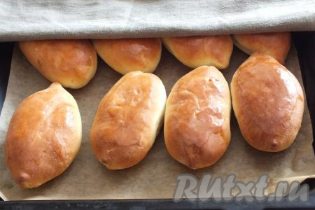 Готовые пирожки достаньте из духовки, сразу смажьте сливочным маслом, накройте полотенцем и оставьте на 10 минут.&nbsp;