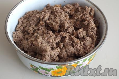 Печень с луком пропустите через мясорубку со средней решёткой и печёночная начинка для дрожжевых пирожков готова.