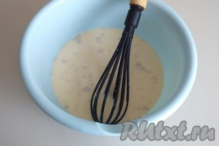 Влейте дрожжевую смесь и хорошо перемешайте венчиком.