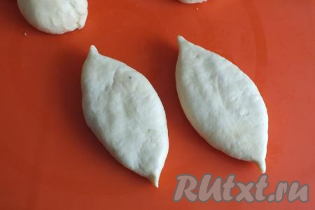 Переверните каждый пирожок швом вниз и слегка приплюсните сверху.