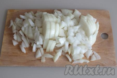 Пока подходит тесто, приготовьте печёночную начинку для пирожков, для этого очищенные луковицы нарежьте произвольными кусочками.