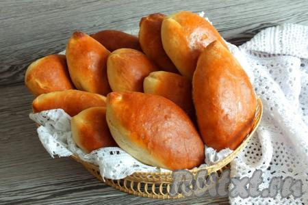 Когда наивкуснейшие пирожки с куриной печенью отлежатся под полотенцем, подавайте их на стол тёплыми. Мягкие, ароматные пироги с тоненьким дрожжевым тестом, испечённые в духовке, обязательно придутся по душе вашим близким!