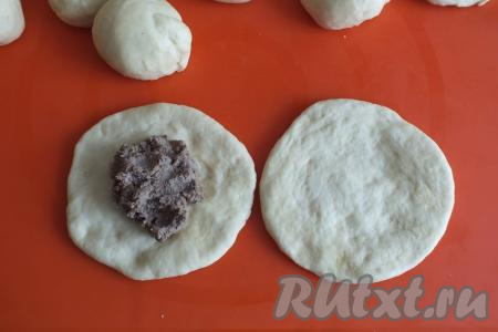 Каждый шарик на присыпанной мукой поверхности разомните ладонью в лепёшку диаметром 12 см. На каждую лепёшку выложите, ориентировочно, 35-40 грамм печёночной начинки.