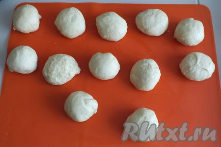 Разделите дрожжевое тесто на шарики. У меня получилось 12 шариков весом, примерно, 60-65 грамм.