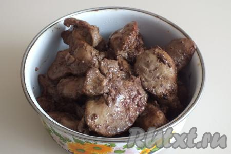 Готовую обжаренную куриную печёнку переложите со сковороды в миску.