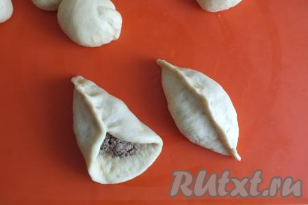 Скрепите края каждой лепёшки, тщательно скрепляя пальцами шов пирожка с куриной печенью.