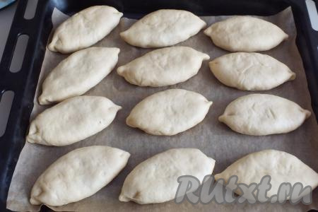 Противень застелите бумагой для выпечки, выложите пирожки с куриной печенью, прикройте полотенцем и оставьте на 35 минут для расстойки. После поставьте выпекаться в разогретую до 180 градусов духовку на 20-25 минут (дрожжевое тесто должно зарумяниться).