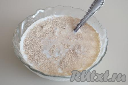 Приготовление пирожков начните с замешивания теста, прежде всего дрожжи растворите в молоке комнатной температуры. Дожидаться их активации не нужно.