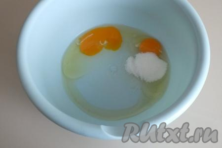 В миску побольше разбейте яйца, добавьте сахар, соль.