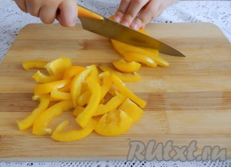 Сладкий перец, очищенный от семян, нарезать на полоски.