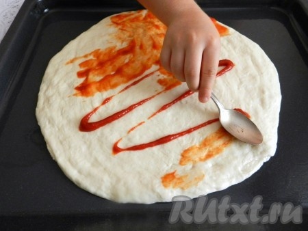 Кетчуп (или томатный соус) распределить по поверхности теста.
