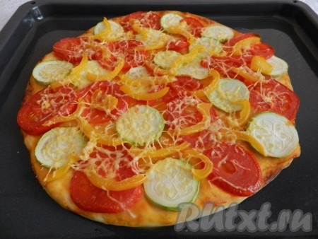 Готовую пиццу достать из духовки.